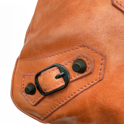 https://cdn.shopify.com/s/files/1/0564/9376/8855/files/Balenciaga_Handtasche_City_bag_mit_Schultergurt_aus_Leder_orange_vintage_designer_handbag_1432.webp?v=1741787907