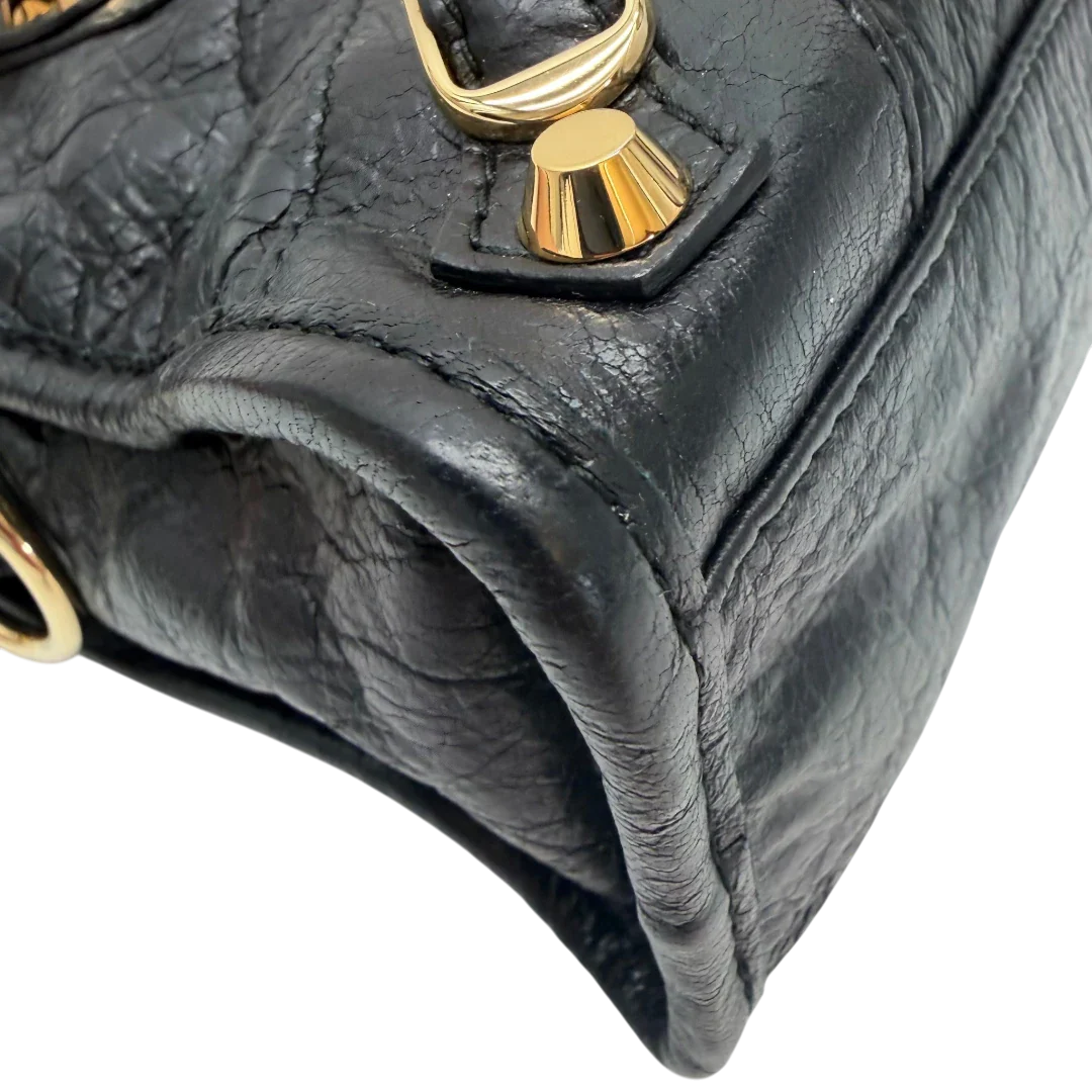 https://cdn.shopify.com/s/files/1/0564/9376/8855/files/Balenciaga_Handtasche_Classic_City_small_mit_Umhangegurt_aus_Leder_schwarz_vintage2710.webp?v=1773310165