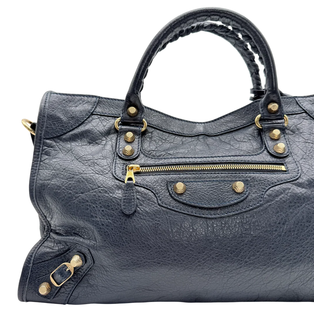 https://cdn.shopify.com/s/files/1/0564/9376/8855/files/Balenciaga_Handtasche_Giant_City_aus_Leder_dunkelblau_vintage_1076.webp?v=1770947500