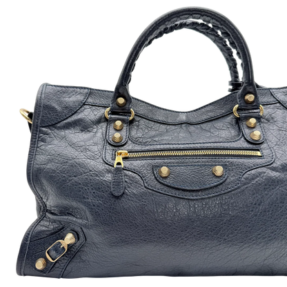 https://cdn.shopify.com/s/files/1/0564/9376/8855/files/Balenciaga_Handtasche_Giant_City_aus_Leder_dunkelblau_vintage_1076.webp?v=1770947500