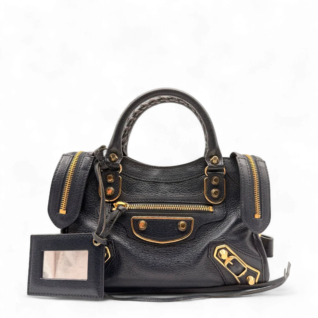 https://cdn.shopify.com/s/files/1/0564/9376/8855/files/Balenciaga_Handtasche_Giant_City_small_mit_Umhangegurt_aus_Leder_dunkelblau_1.webp?v=1781772542