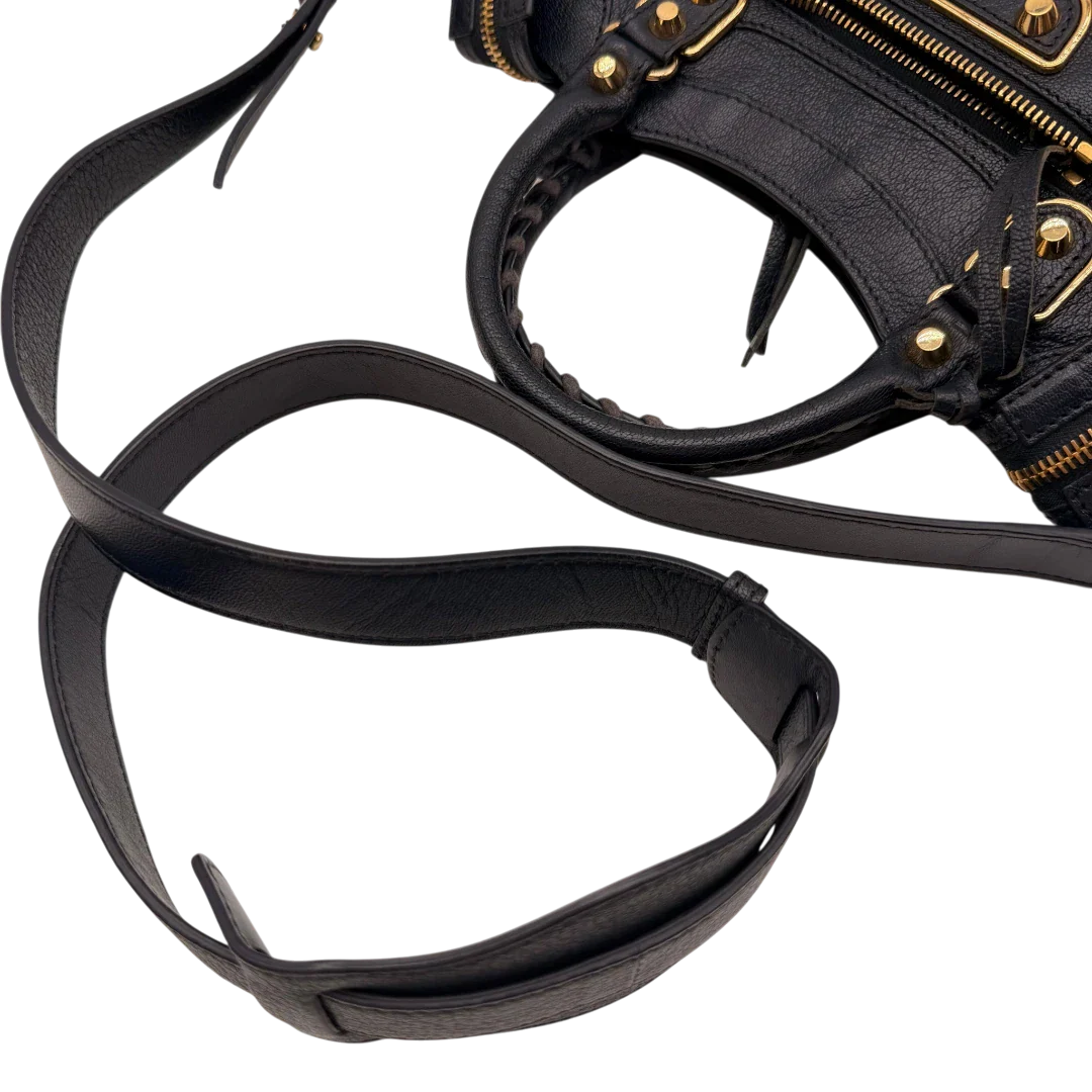 https://cdn.shopify.com/s/files/1/0564/9376/8855/files/Balenciaga_Handtasche_Giant_City_small_mit_Umhangegurt_aus_Leder_dunkelblau_10.webp?v=1781772541