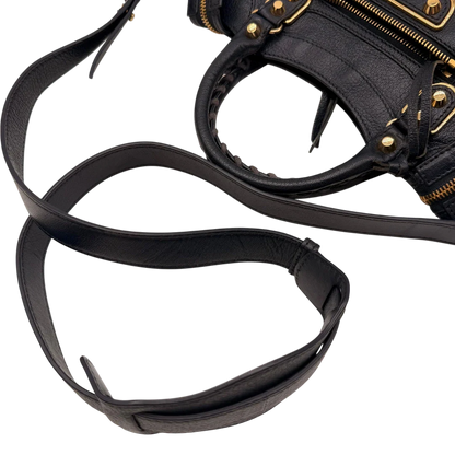 https://cdn.shopify.com/s/files/1/0564/9376/8855/files/Balenciaga_Handtasche_Giant_City_small_mit_Umhangegurt_aus_Leder_dunkelblau_10.webp?v=1781772541