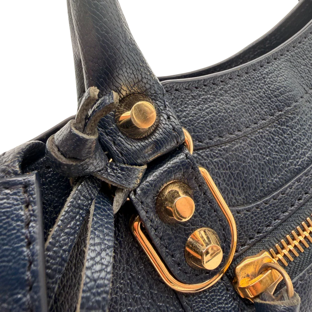 https://cdn.shopify.com/s/files/1/0564/9376/8855/files/Balenciaga_Handtasche_Giant_City_small_mit_Umhangegurt_aus_Leder_dunkelblau_11.webp?v=1781772542