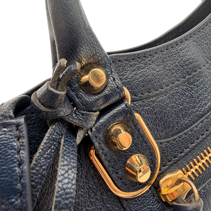 https://cdn.shopify.com/s/files/1/0564/9376/8855/files/Balenciaga_Handtasche_Giant_City_small_mit_Umhangegurt_aus_Leder_dunkelblau_11.webp?v=1781772542