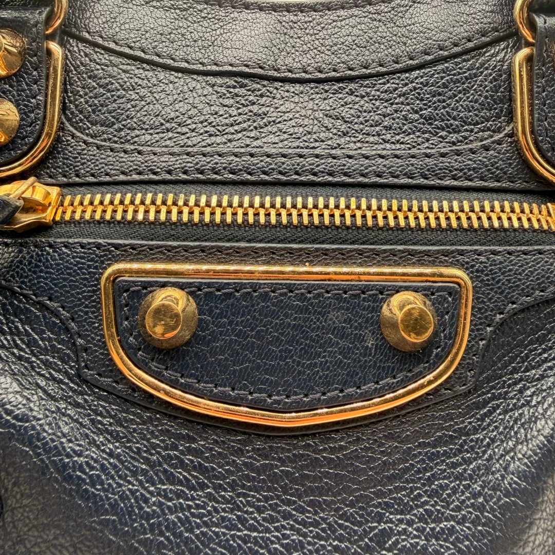 https://cdn.shopify.com/s/files/1/0564/9376/8855/files/Balenciaga_Handtasche_Giant_City_small_mit_Umhangegurt_aus_Leder_dunkelblau_12.webp?v=1781772542