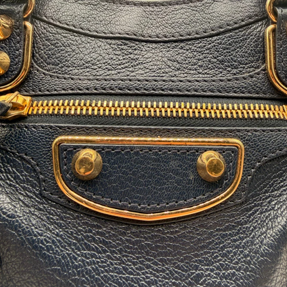 https://cdn.shopify.com/s/files/1/0564/9376/8855/files/Balenciaga_Handtasche_Giant_City_small_mit_Umhangegurt_aus_Leder_dunkelblau_12.webp?v=1781772542