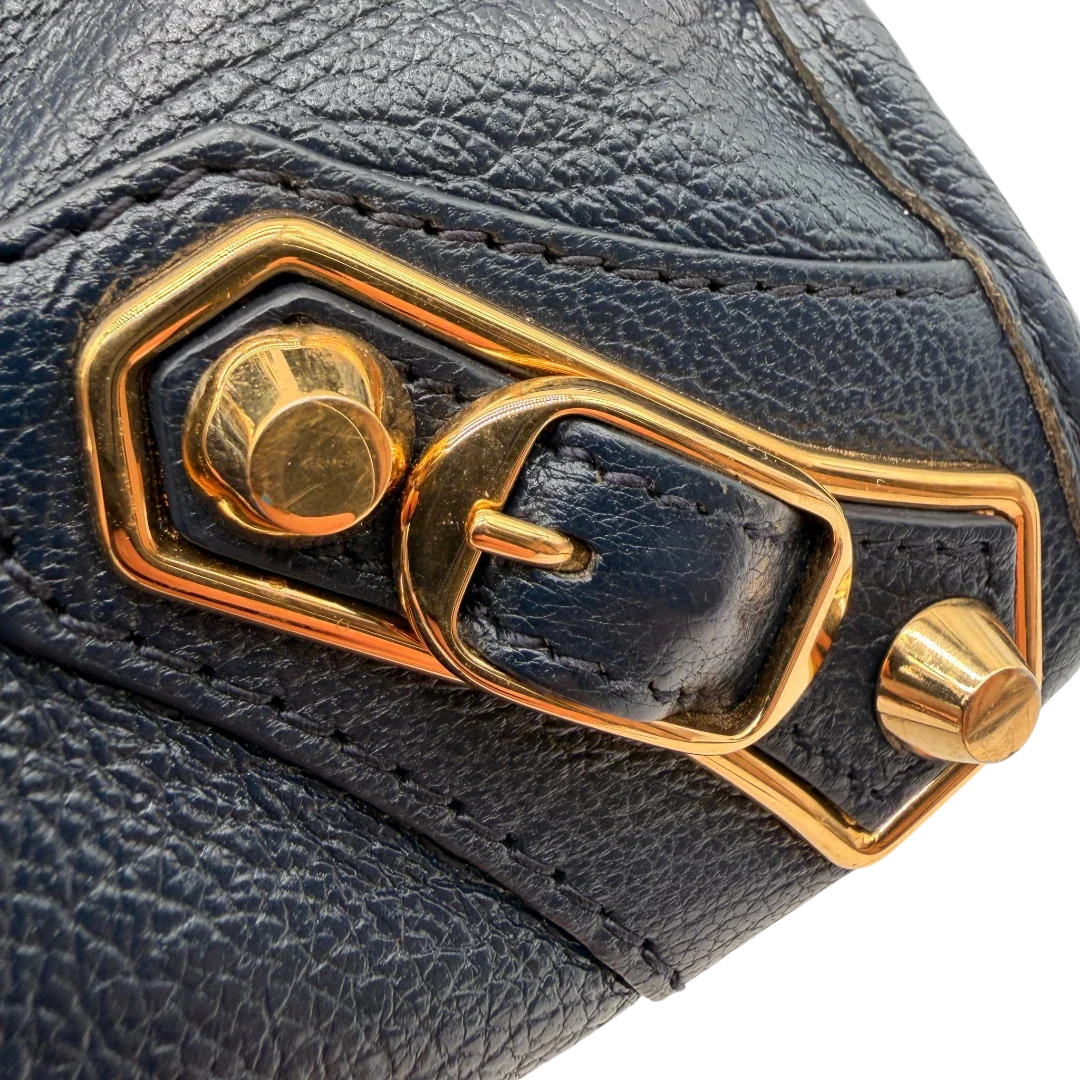 https://cdn.shopify.com/s/files/1/0564/9376/8855/files/Balenciaga_Handtasche_Giant_City_small_mit_Umhangegurt_aus_Leder_dunkelblau_13.webp?v=1781772542