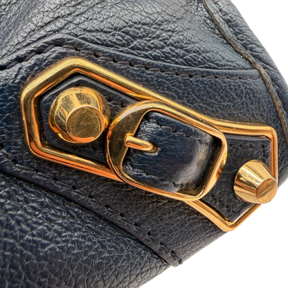 https://cdn.shopify.com/s/files/1/0564/9376/8855/files/Balenciaga_Handtasche_Giant_City_small_mit_Umhangegurt_aus_Leder_dunkelblau_13.webp?v=1781772542