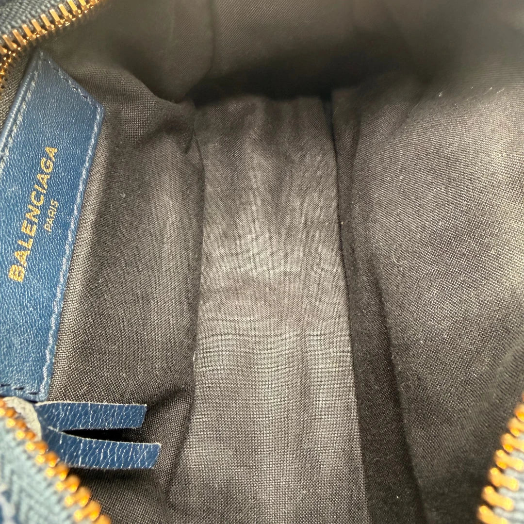https://cdn.shopify.com/s/files/1/0564/9376/8855/files/Balenciaga_Handtasche_Giant_City_small_mit_Umhangegurt_aus_Leder_dunkelblau_15.webp?v=1781772542