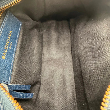 https://cdn.shopify.com/s/files/1/0564/9376/8855/files/Balenciaga_Handtasche_Giant_City_small_mit_Umhangegurt_aus_Leder_dunkelblau_15.webp?v=1781772542