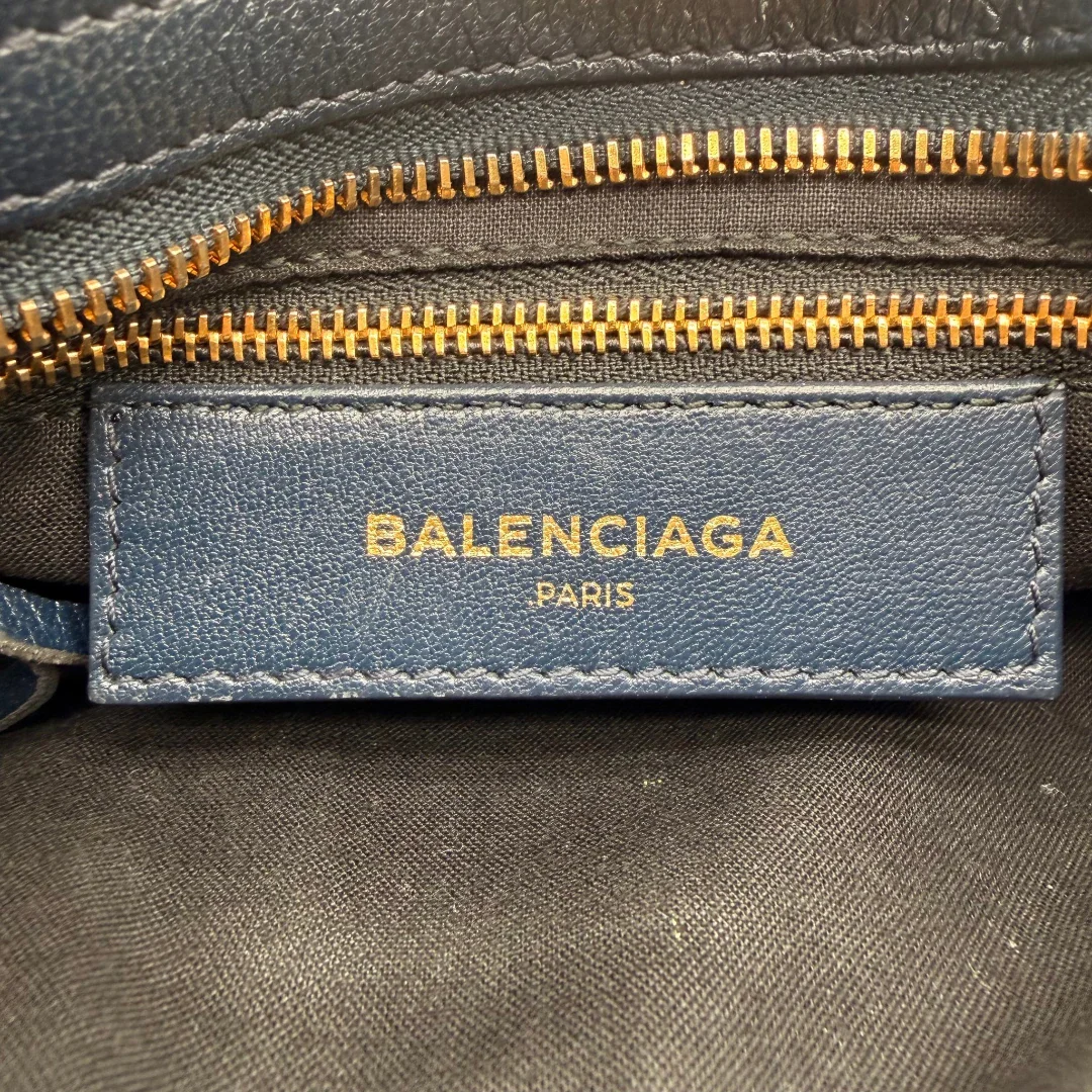 https://cdn.shopify.com/s/files/1/0564/9376/8855/files/Balenciaga_Handtasche_Giant_City_small_mit_Umhangegurt_aus_Leder_dunkelblau_16.webp?v=1781772542