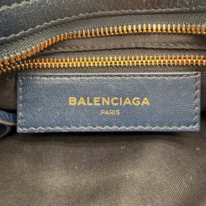 https://cdn.shopify.com/s/files/1/0564/9376/8855/files/Balenciaga_Handtasche_Giant_City_small_mit_Umhangegurt_aus_Leder_dunkelblau_16.webp?v=1781772542