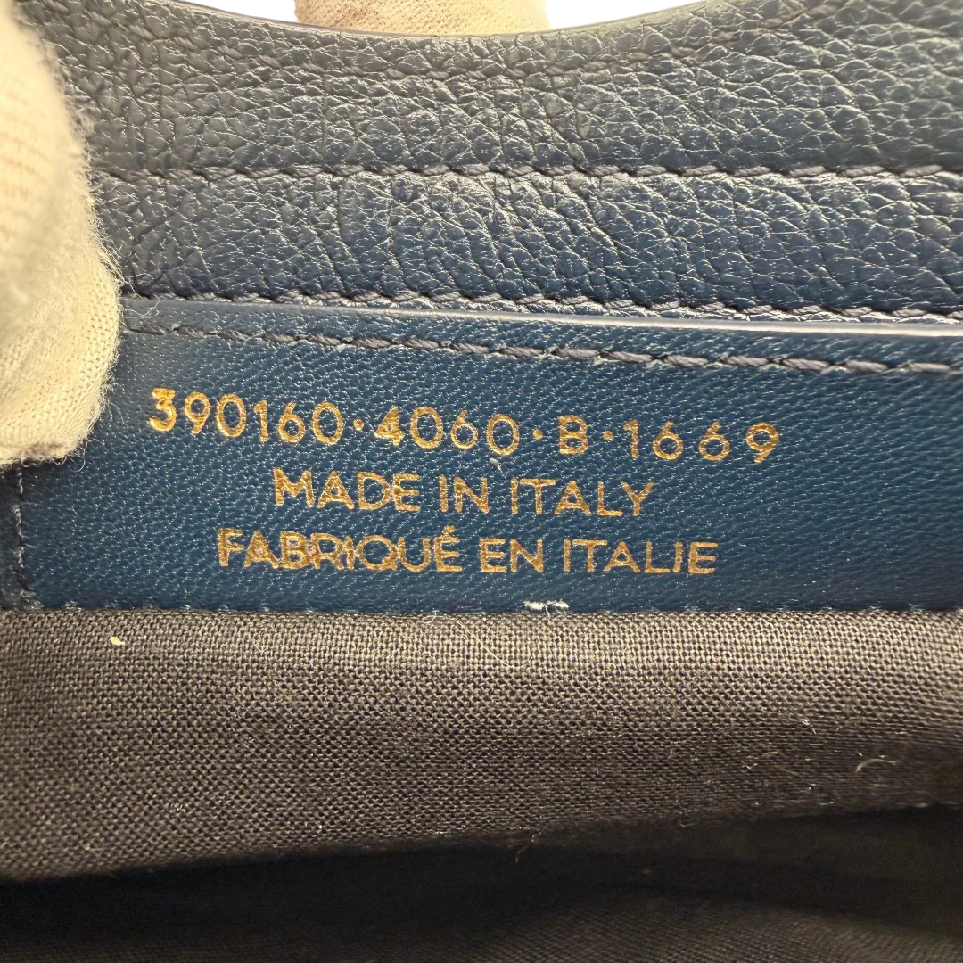 https://cdn.shopify.com/s/files/1/0564/9376/8855/files/Balenciaga_Handtasche_Giant_City_small_mit_Umhangegurt_aus_Leder_dunkelblau_17.webp?v=1781772542