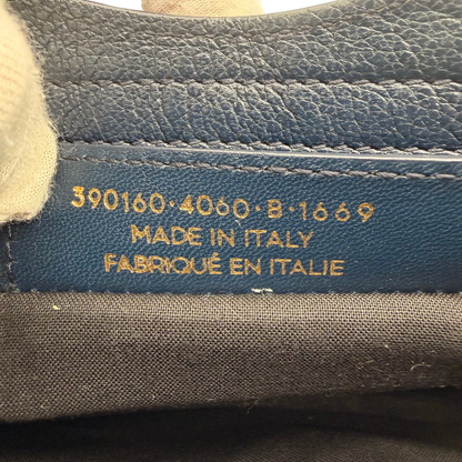https://cdn.shopify.com/s/files/1/0564/9376/8855/files/Balenciaga_Handtasche_Giant_City_small_mit_Umhangegurt_aus_Leder_dunkelblau_17.webp?v=1781772542