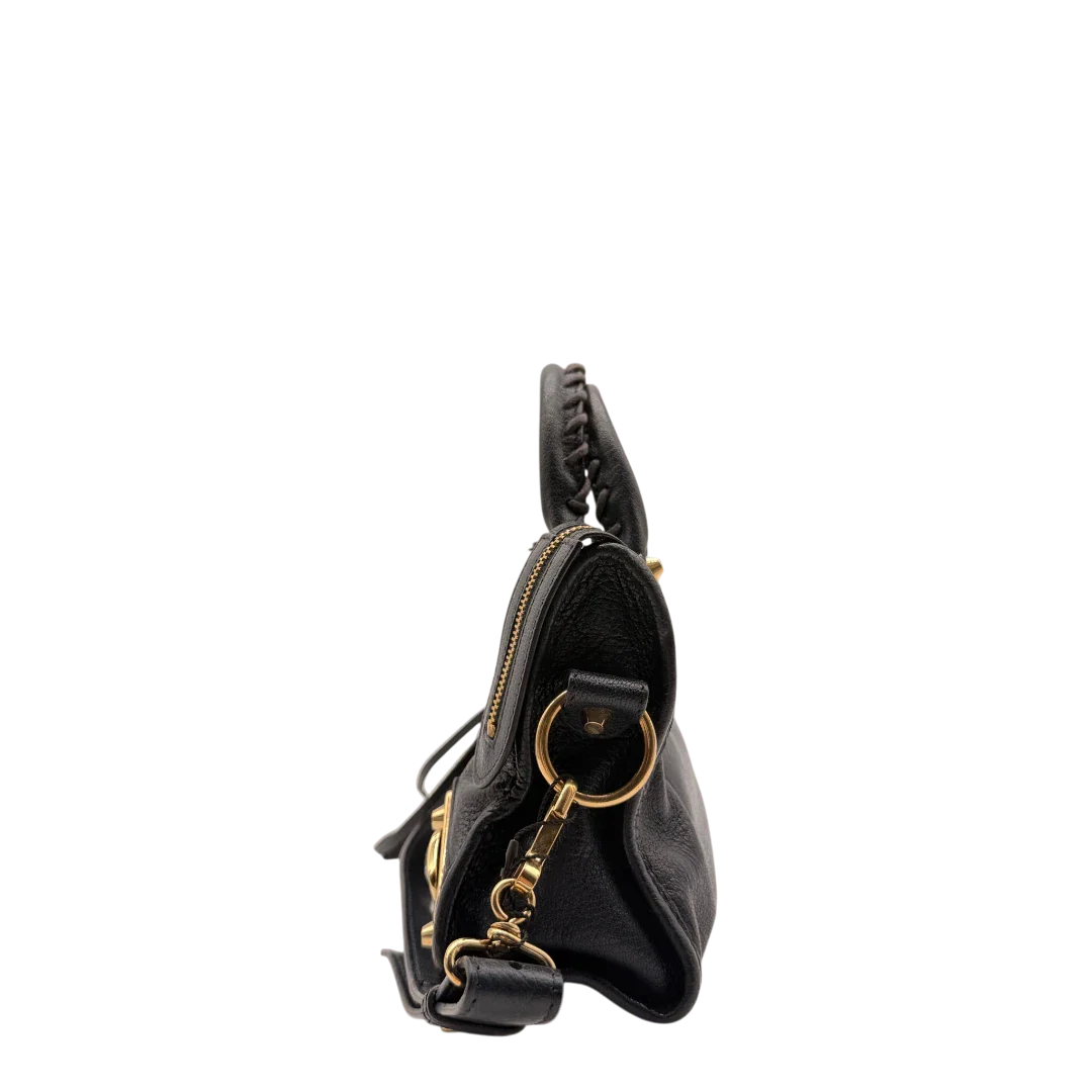 https://cdn.shopify.com/s/files/1/0564/9376/8855/files/Balenciaga_Handtasche_Giant_City_small_mit_Umhangegurt_aus_Leder_dunkelblau_3.webp?v=1781772541
