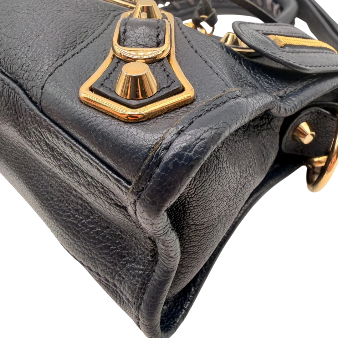 https://cdn.shopify.com/s/files/1/0564/9376/8855/files/Balenciaga_Handtasche_Giant_City_small_mit_Umhangegurt_aus_Leder_dunkelblau_6.webp?v=1781772542