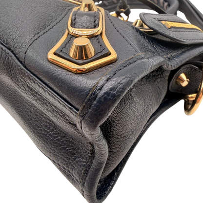 https://cdn.shopify.com/s/files/1/0564/9376/8855/files/Balenciaga_Handtasche_Giant_City_small_mit_Umhangegurt_aus_Leder_dunkelblau_6.webp?v=1781772542