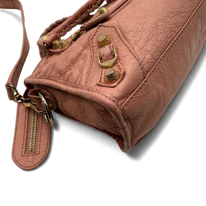 https://cdn.shopify.com/s/files/1/0564/9376/8855/files/Balenciaga_Handtasche_Gianty_City_mini_aus_Leder_rosa_vintage_handbag4263.webp?v=1764853465
