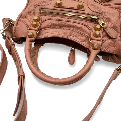 https://cdn.shopify.com/s/files/1/0564/9376/8855/files/Balenciaga_Handtasche_Gianty_City_mini_aus_Leder_rosa_vintage_handbag4267.webp?v=1764853465