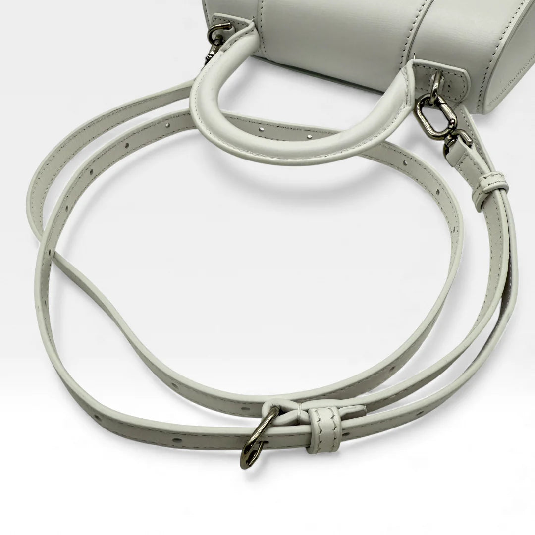 https://cdn.shopify.com/s/files/1/0564/9376/8855/files/Balenciaga_Handtasche_Hourglass_XS_mit_Schultergurt_aus_Leder_weiss_handbag_6016.webp?v=1766108771