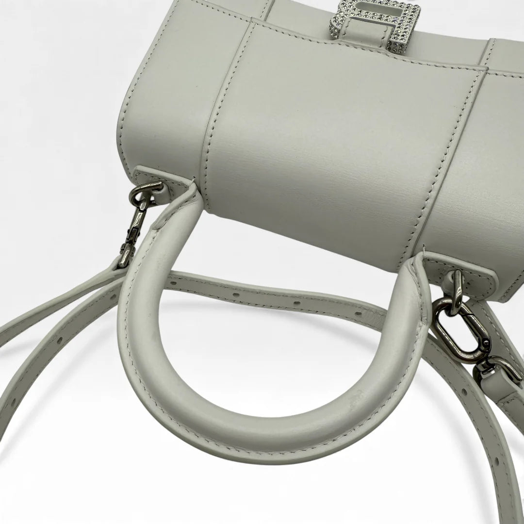 https://cdn.shopify.com/s/files/1/0564/9376/8855/files/Balenciaga_Handtasche_Hourglass_XS_mit_Schultergurt_aus_Leder_weiss_handbag_6017.webp?v=1766108771