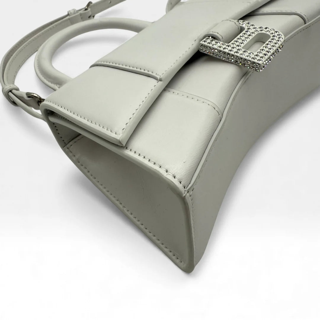 https://cdn.shopify.com/s/files/1/0564/9376/8855/files/Balenciaga_Handtasche_Hourglass_XS_mit_Schultergurt_aus_Leder_weiss_handbag_6019.webp?v=1766108771