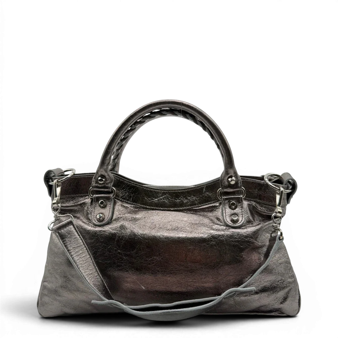 https://cdn.shopify.com/s/files/1/0564/9376/8855/files/Balenciaga_Handtasche_The_First_City_Bag_aus_Leder_silber___chrome_vintage6581.webp?v=1778675915
