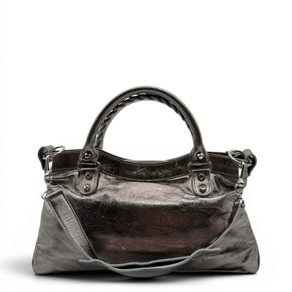 https://cdn.shopify.com/s/files/1/0564/9376/8855/files/Balenciaga_Handtasche_The_First_City_Bag_aus_Leder_silber___chrome_vintage6581.webp?v=1778675915