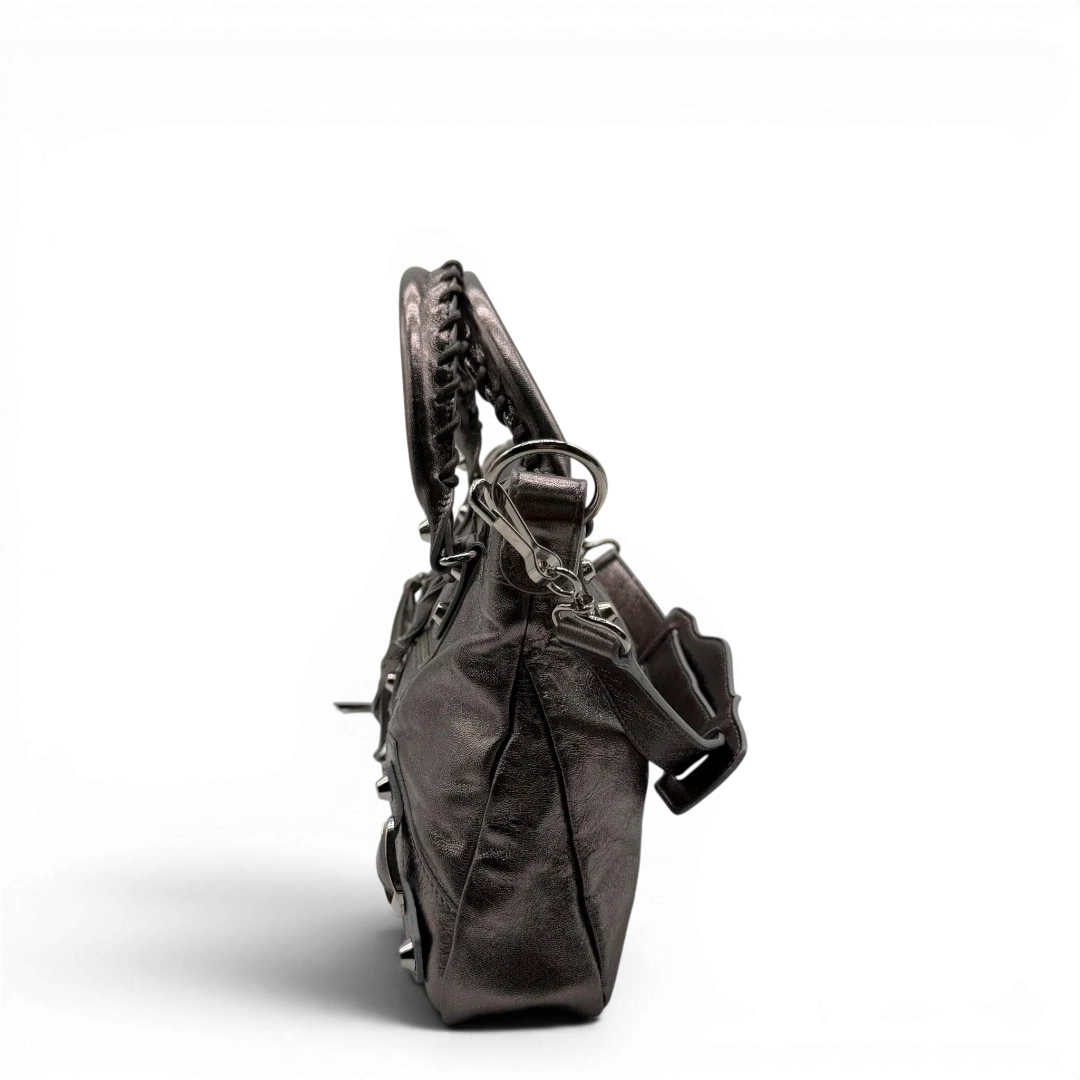 https://cdn.shopify.com/s/files/1/0564/9376/8855/files/Balenciaga_Handtasche_The_First_City_Bag_aus_Leder_silber___chrome_vintage6582.webp?v=1778675915