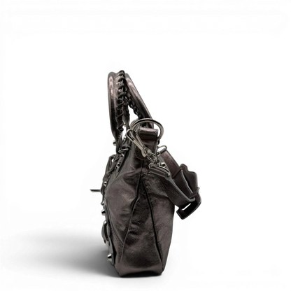 https://cdn.shopify.com/s/files/1/0564/9376/8855/files/Balenciaga_Handtasche_The_First_City_Bag_aus_Leder_silber___chrome_vintage6582.webp?v=1778675915