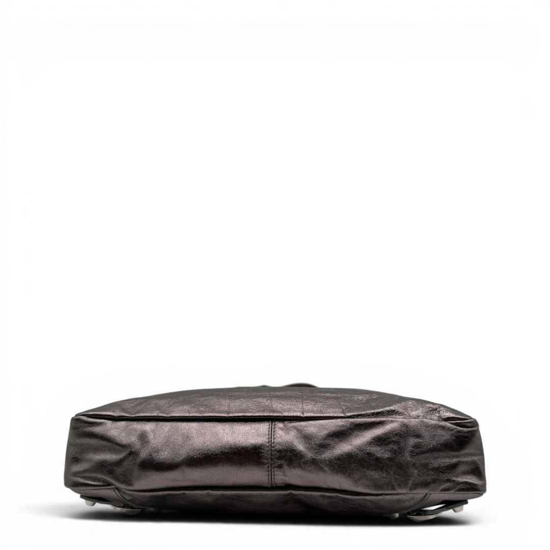 https://cdn.shopify.com/s/files/1/0564/9376/8855/files/Balenciaga_Handtasche_The_First_City_Bag_aus_Leder_silber___chrome_vintage6584.webp?v=1778675915