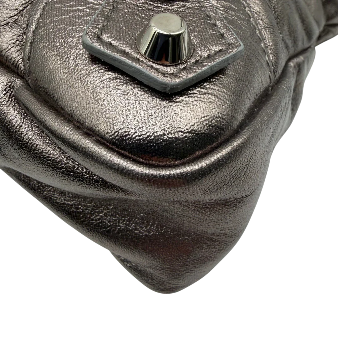 https://cdn.shopify.com/s/files/1/0564/9376/8855/files/Balenciaga_Handtasche_The_First_City_Bag_aus_Leder_silber___chrome_vintage6587.webp?v=1778675915