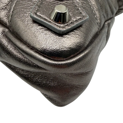 https://cdn.shopify.com/s/files/1/0564/9376/8855/files/Balenciaga_Handtasche_The_First_City_Bag_aus_Leder_silber___chrome_vintage6587.webp?v=1778675915
