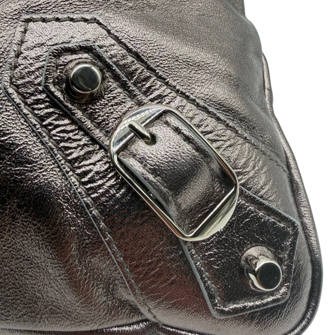 https://cdn.shopify.com/s/files/1/0564/9376/8855/files/Balenciaga_Handtasche_The_First_City_Bag_aus_Leder_silber___chrome_vintage6591.webp?v=1778675915