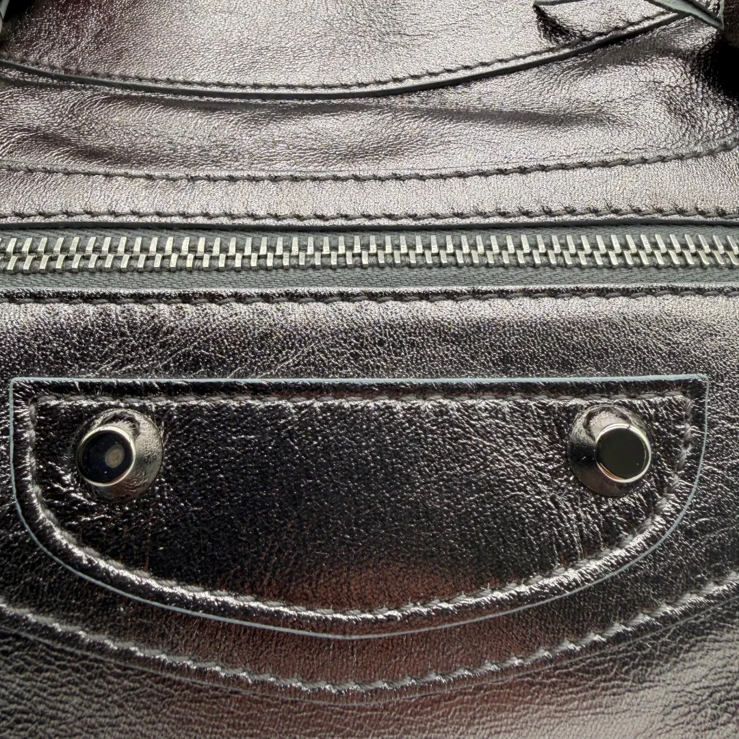 https://cdn.shopify.com/s/files/1/0564/9376/8855/files/Balenciaga_Handtasche_The_First_City_Bag_aus_Leder_silber___chrome_vintage6593.webp?v=1778675915