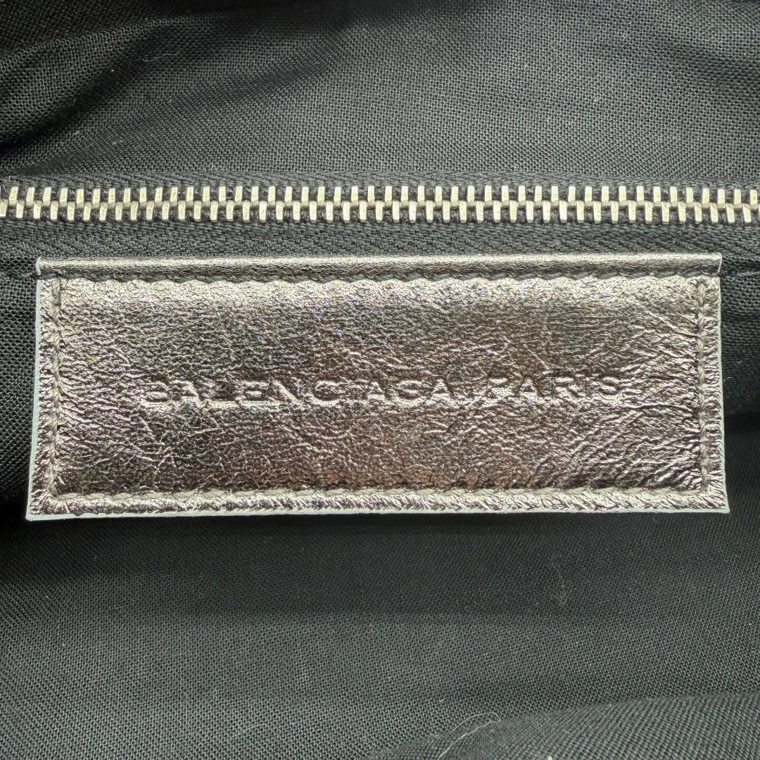 https://cdn.shopify.com/s/files/1/0564/9376/8855/files/Balenciaga_Handtasche_The_First_City_Bag_aus_Leder_silber___chrome_vintage6597.webp?v=1778675915