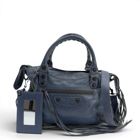 https://cdn.shopify.com/s/files/1/0564/9376/8855/files/Balenciaga_Handtasche_The_First_City_bag_aus_Leder_blau_vintage5965.webp?v=1778082936