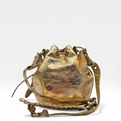 https://cdn.shopify.com/s/files/1/0564/9376/8855/files/Balenciaga_Umhangetasche_Le_Cagole_bucket_XS_aus_Leder_gold_crossbody_bag_5321.webp?v=1766108471
