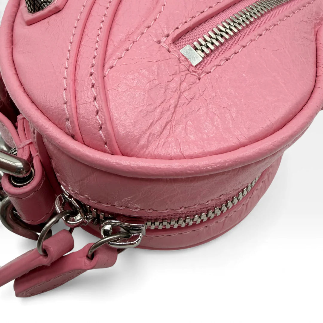 https://cdn.shopify.com/s/files/1/0564/9376/8855/files/Balenciaga_Umhangetasche_Mini_Cagole_Heart_aus_Leder_rosa_crossbody_5354.webp?v=1766108232