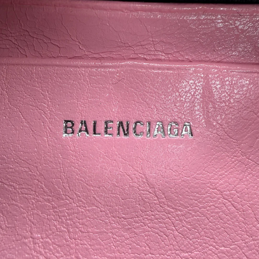 https://cdn.shopify.com/s/files/1/0564/9376/8855/files/Balenciaga_Umhangetasche_Mini_Cagole_Heart_aus_Leder_rosa_crossbody_5369.webp?v=1766108232
