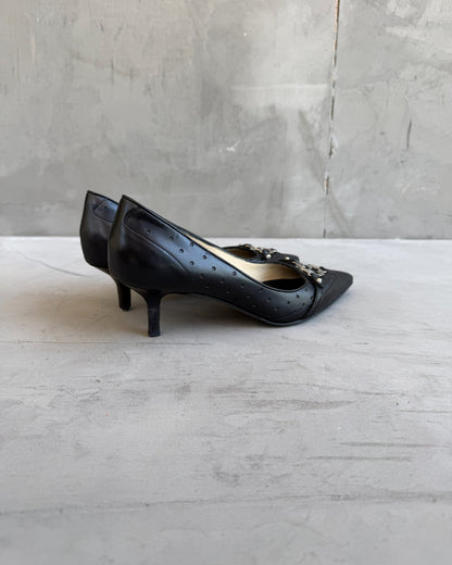Gucci Black Leather Kitten Heel – EU 36-on a concrete background
