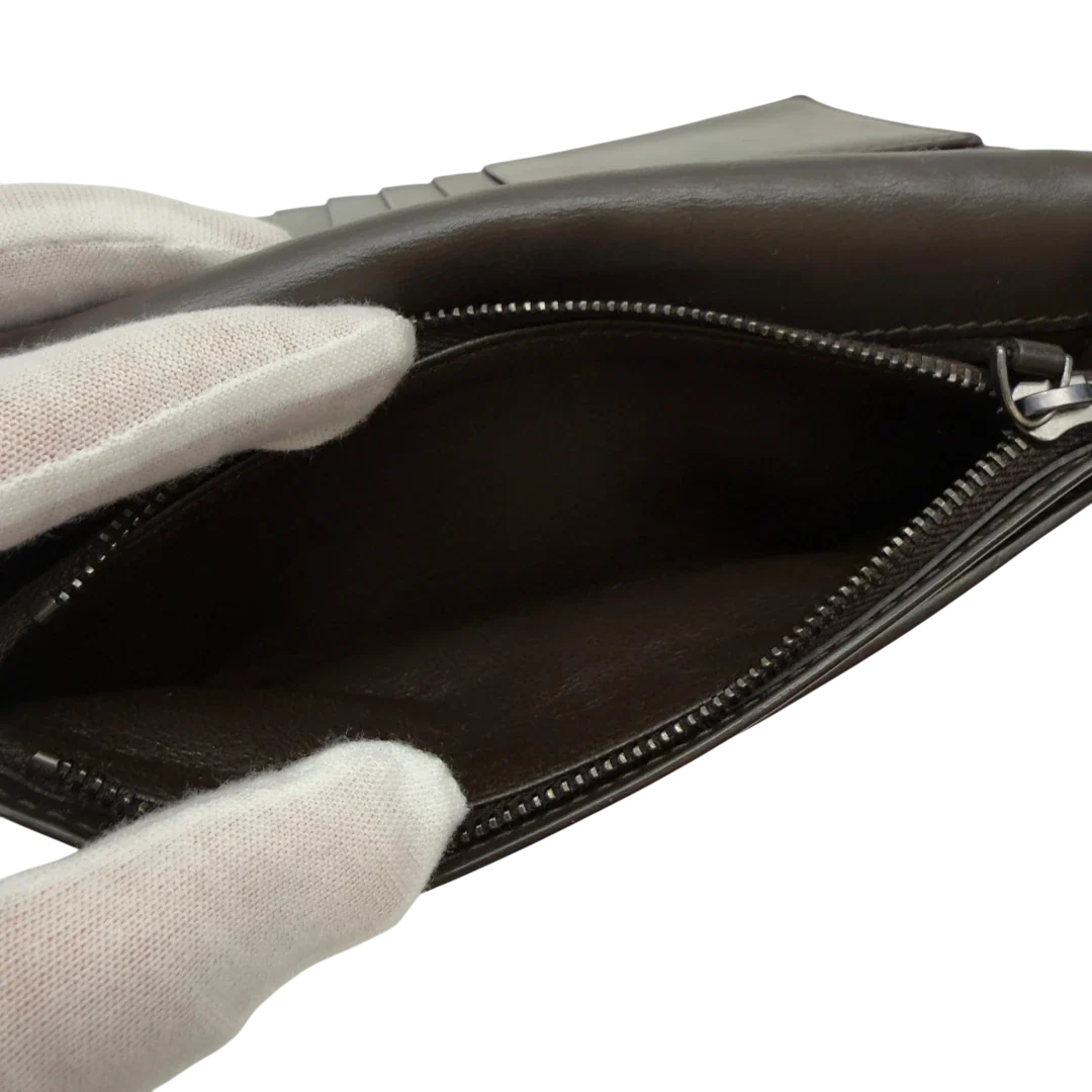 https://cdn.shopify.com/s/files/1/0564/9376/8855/files/Bottega_Veneta_Geldbeutel_Intrecciato_aus_Leder_dunkelbraun_12.webp?v=1782983387