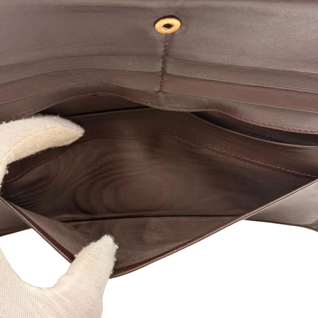 https://cdn.shopify.com/s/files/1/0564/9376/8855/files/Bottega_Veneta_Geldbeutel_Intrecciato_aus_Leder_dunkelbraun_19.webp?v=1784242042