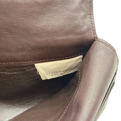 https://cdn.shopify.com/s/files/1/0564/9376/8855/files/Bottega_Veneta_Geldbeutel_Intrecciato_aus_Leder_dunkelbraun_22.webp?v=1784242043