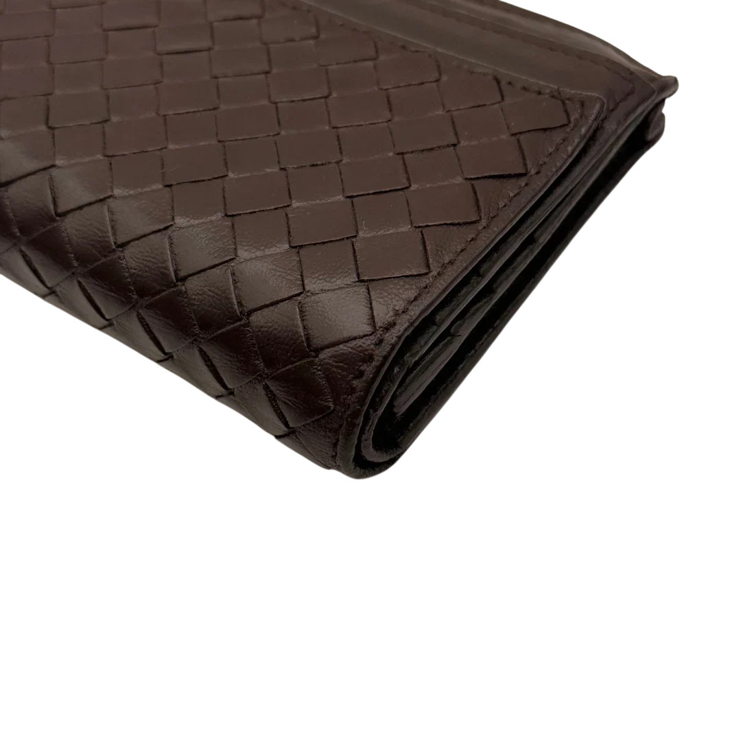 https://cdn.shopify.com/s/files/1/0564/9376/8855/files/Bottega_Veneta_Geldbeutel_Intrecciato_aus_Leder_dunkelbraun_6_adca173e-db8d-450d-936c-44c011e23e71.webp?v=1784242042