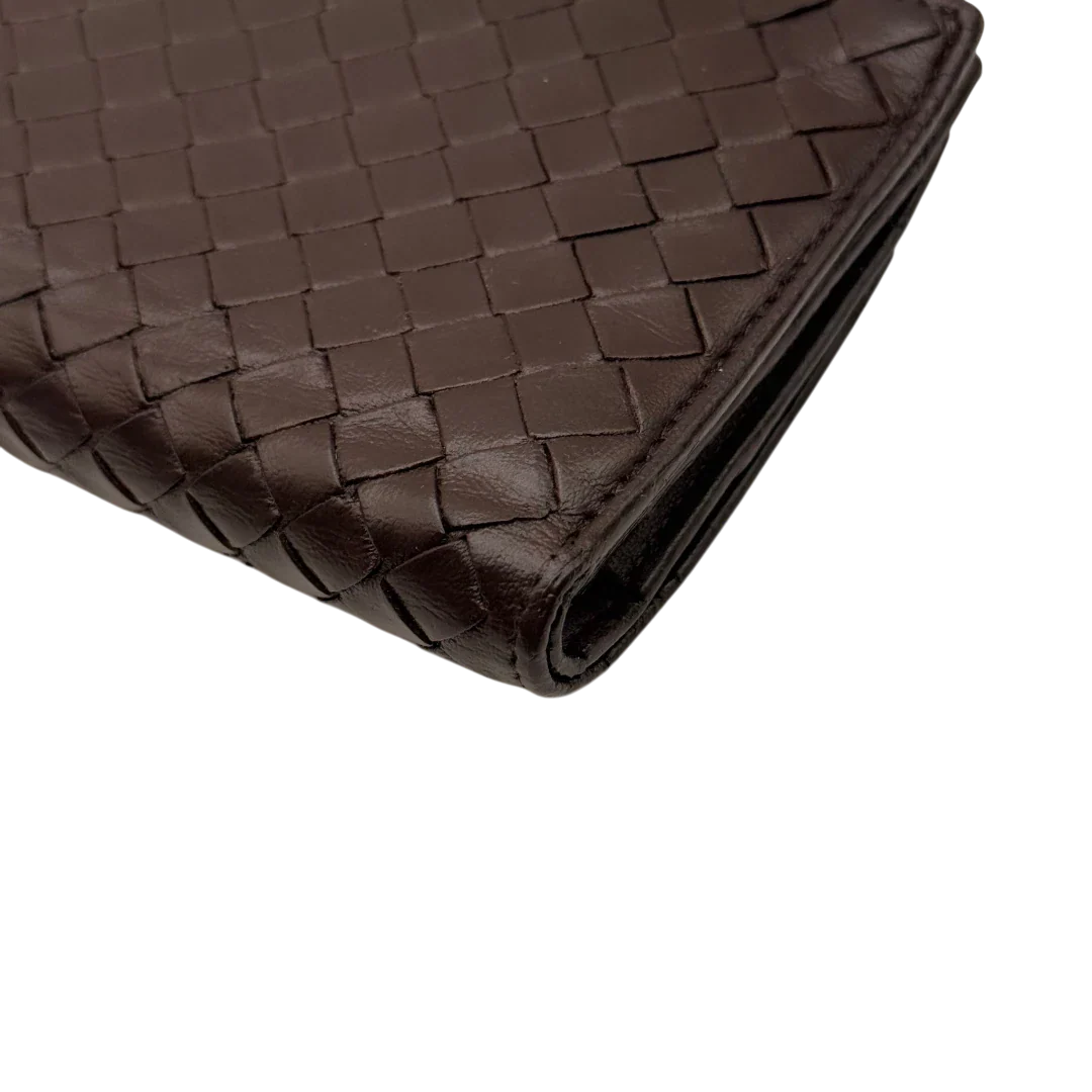 https://cdn.shopify.com/s/files/1/0564/9376/8855/files/Bottega_Veneta_Geldbeutel_Intrecciato_aus_Leder_dunkelbraun_7_6d94ef3f-e1af-4a5b-9a70-8123b2779670.webp?v=1784242042