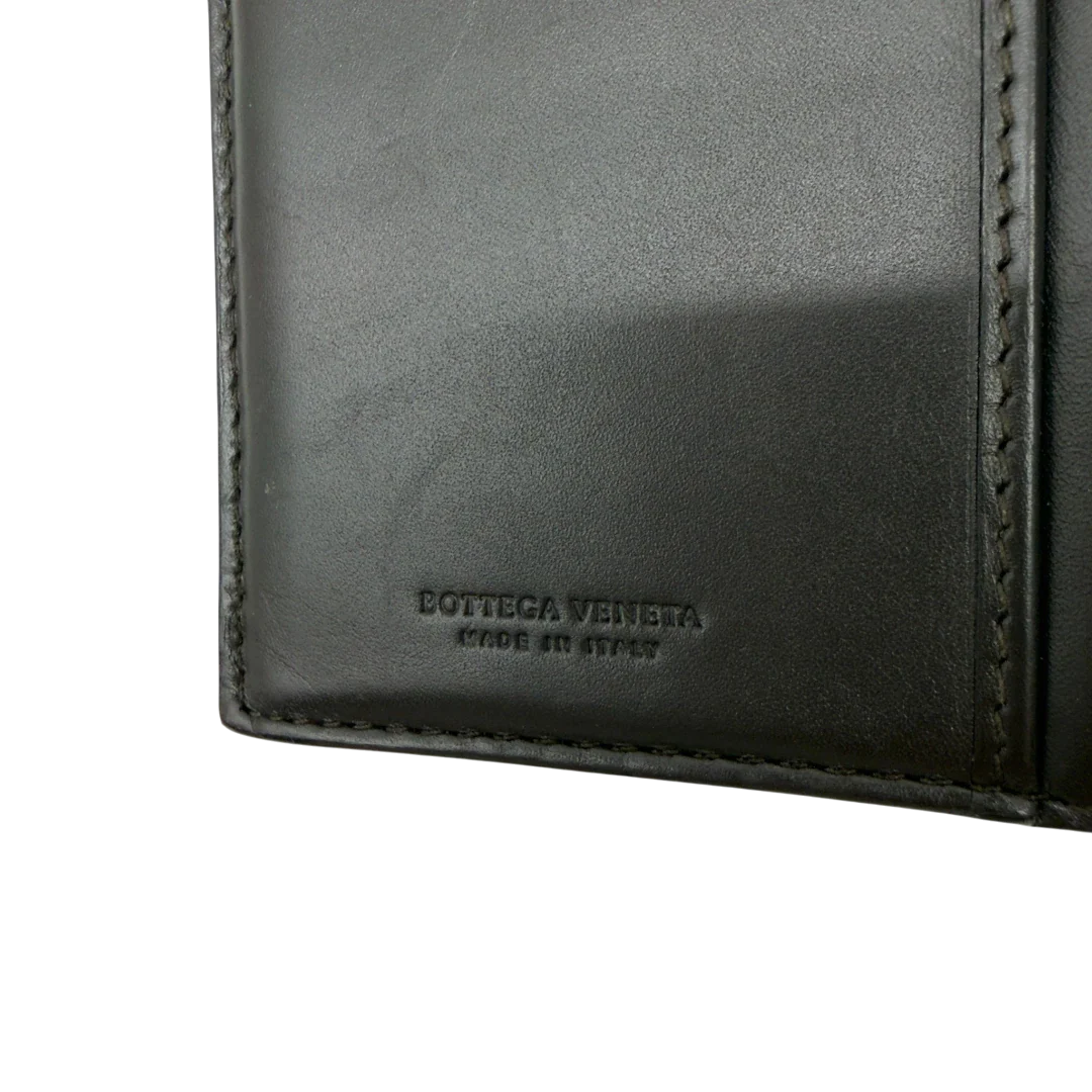 https://cdn.shopify.com/s/files/1/0564/9376/8855/files/Bottega_Veneta_Geldbeutel_Intrecciato_aus_Leder_dunkelbraun_8.webp?v=1782983387