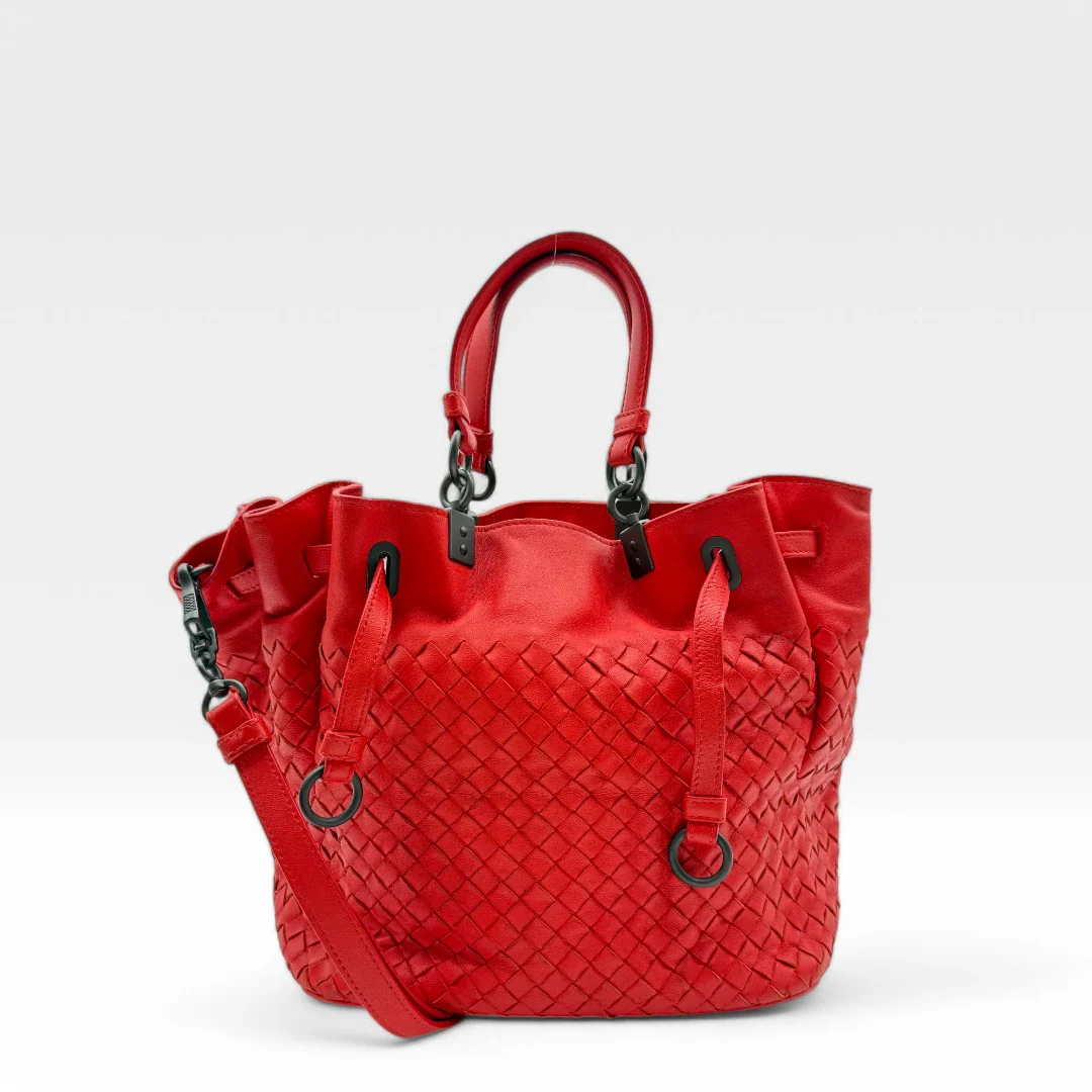https://cdn.shopify.com/s/files/1/0564/9376/8855/files/Bottega_Veneta_Handtasche_Bucket_Intrecciato_mit_Umhaengegurt_aus_Leder_rot_vintage_designer_handbag_3318.webp?v=1744271399