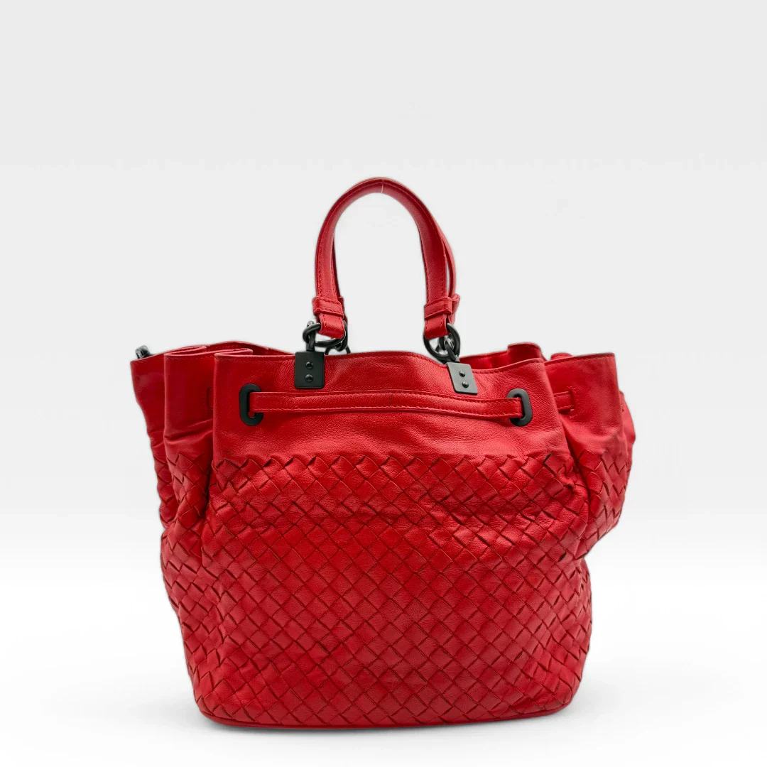 https://cdn.shopify.com/s/files/1/0564/9376/8855/files/Bottega_Veneta_Handtasche_Bucket_Intrecciato_mit_Umhaengegurt_aus_Leder_rot_vintage_designer_handbag_3320.webp?v=1744271924